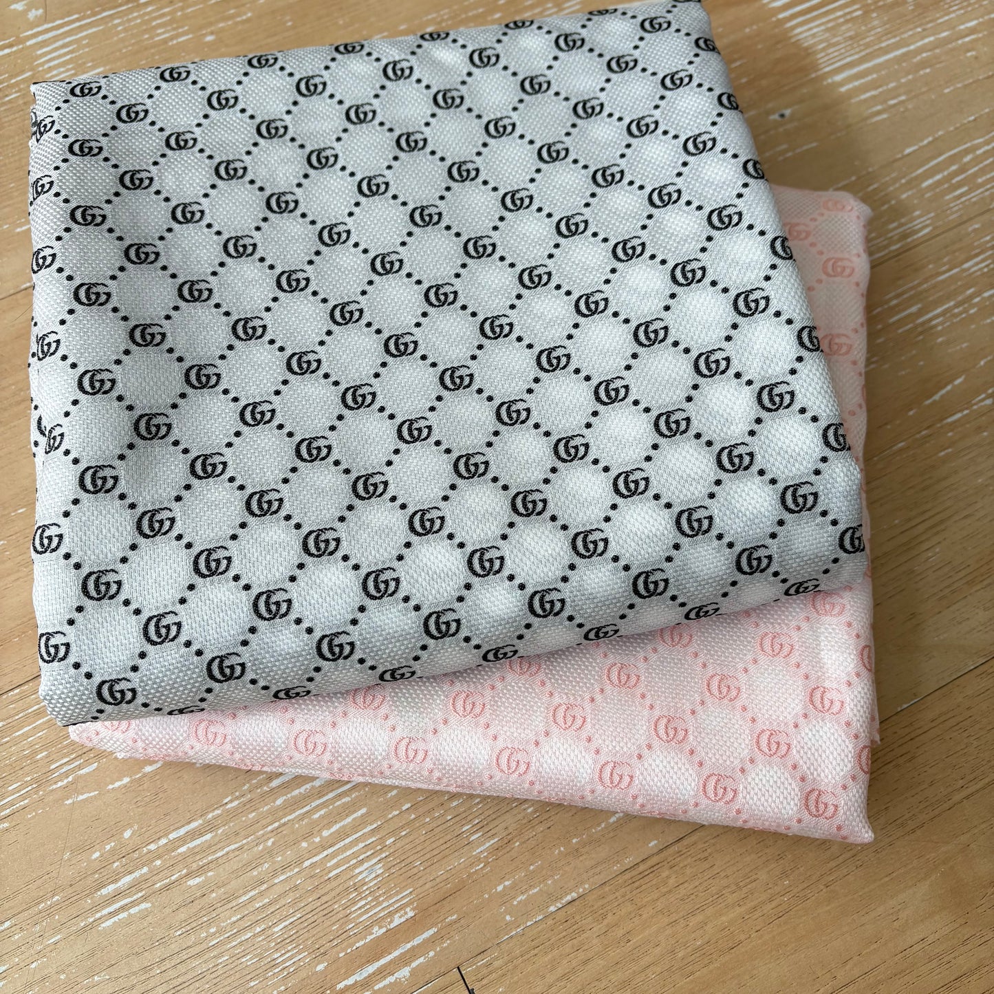 送料無料 ギフト G38 Jacquard Shirt Fabric White and Pink – FabricViva トップス